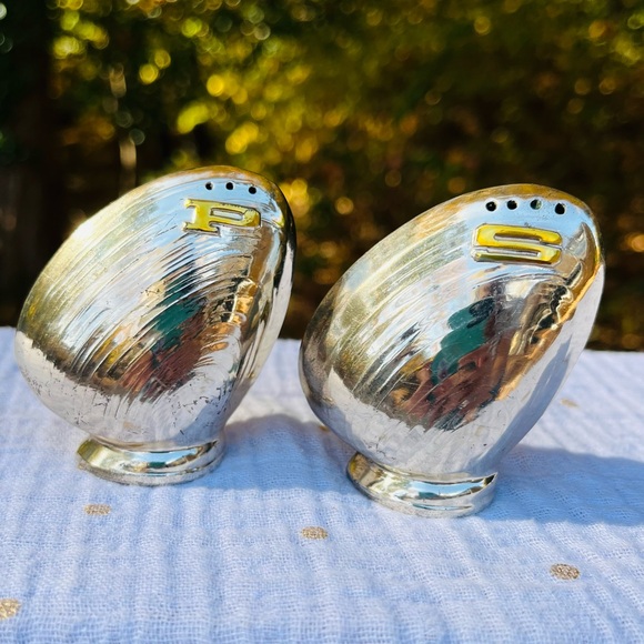 Vintage clam shaped salt and pepper shakers, silver plate, marked Japan - Picture 2 of 7